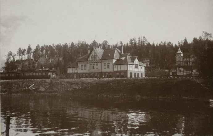 Вилла 1907 года постройки на берегу озера Оманнинген в деревне Энгельсберг, Швеция