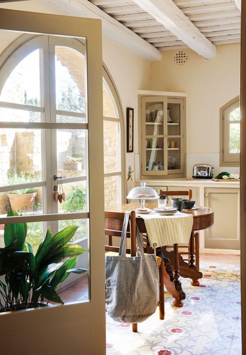 Каменный дом на побережье Коста-Брава, Испания Каменный дом на побережье Коста-Брава, Испания