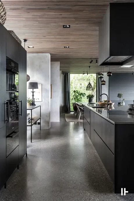 Современная вилла на берегу озера Меларен в шведской коммуне Вестманланд (167 м2)