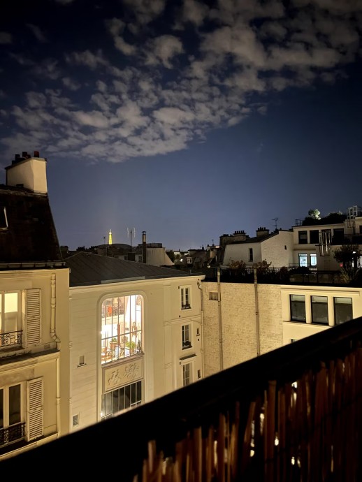 Квартира-студия с видом на крыши Парижа