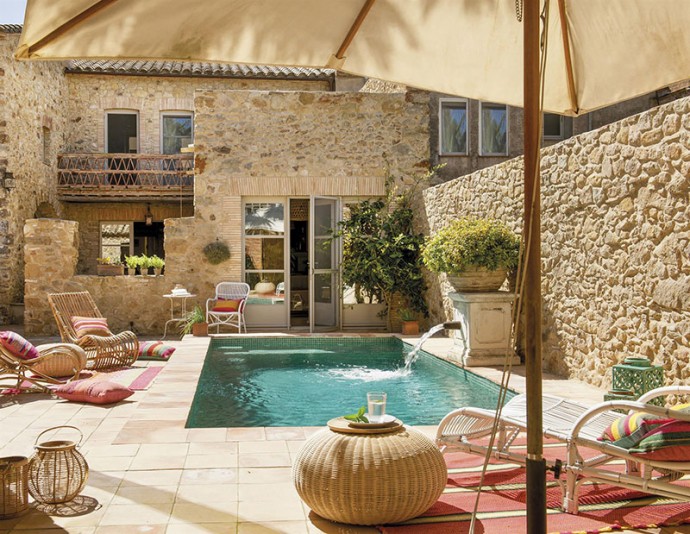 Каменный дом на побережье Коста-Брава, Испания Каменный дом на побережье Коста-Брава, Испания