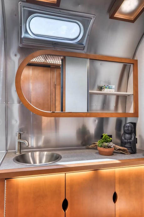 Трейлер Airstream длиной 8,5 м и шириной 2,5 м в Скоттсдейле, штат Аризона Трейлер Airstream длиной 8,5 м и шириной 2,5 м в Скоттсдейле, штат Аризона