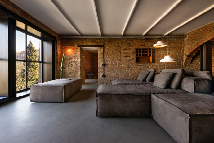 Двухэтажный лофт с панорамными окнами в итальянской провинции Пиза