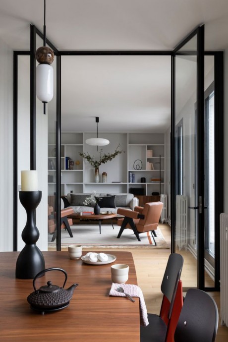 Строгий интерьер квартиры в доме 1970-х годов в Париже