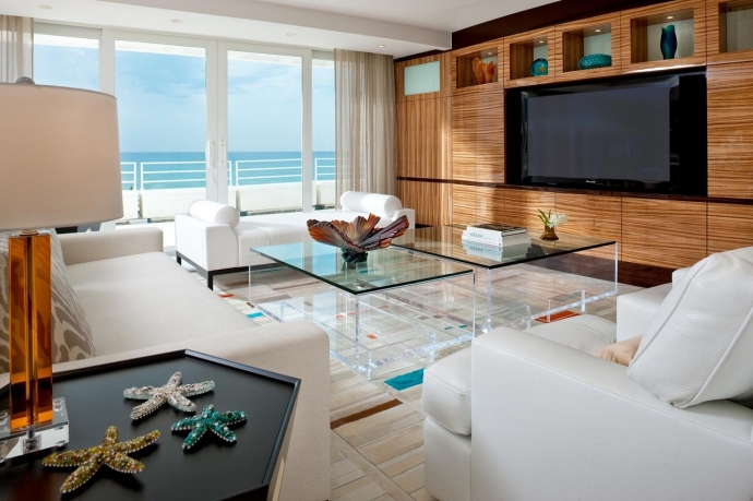 Интерьер роскошной квартиры с видом на море