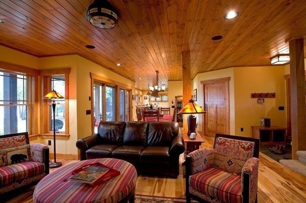 Классический дом в лесу с уютным деревенским интерьером