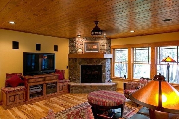 Классический дом в лесу с уютным деревенским интерьером