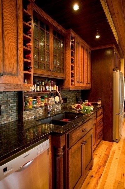 Классический дом в лесу с уютным деревенским интерьером