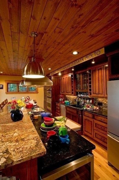 Классический дом в лесу с уютным деревенским интерьером