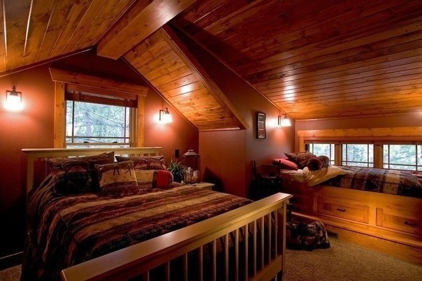 Классический дом в лесу с уютным деревенским интерьером