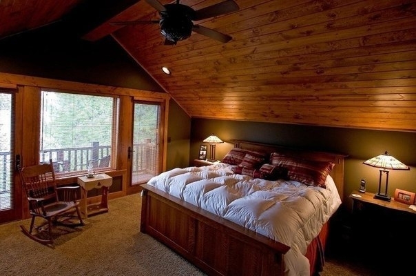 Классический дом в лесу с уютным деревенским интерьером