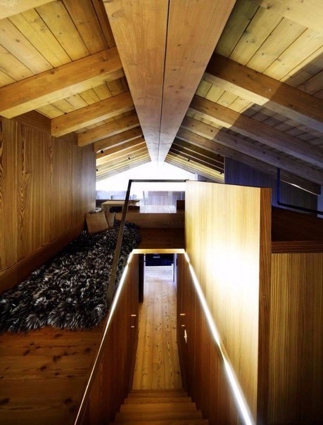 Деревянный интерьер в современном деревенском доме в Италии Деревянный интерьер в современном деревенском доме в Италии