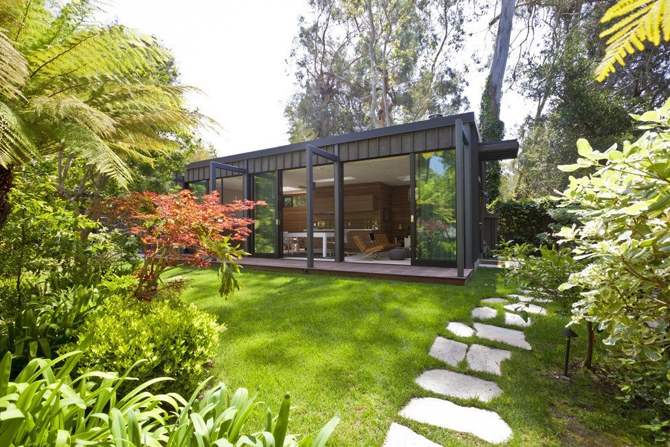 Рабочая студия в скандинавском стиле в дополнение к калифорнийской резиденции Рабочая студия в скандинавском стиле в дополнение к калифорнийской резиденции