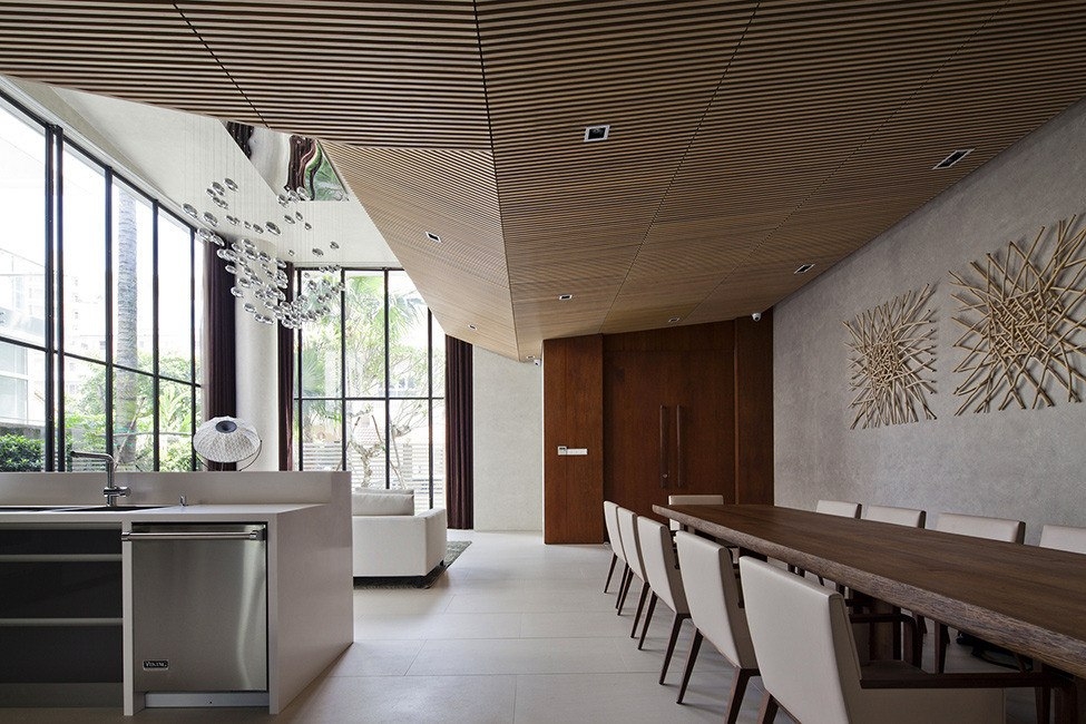 Дом с бассейном на крыше в Хошимине