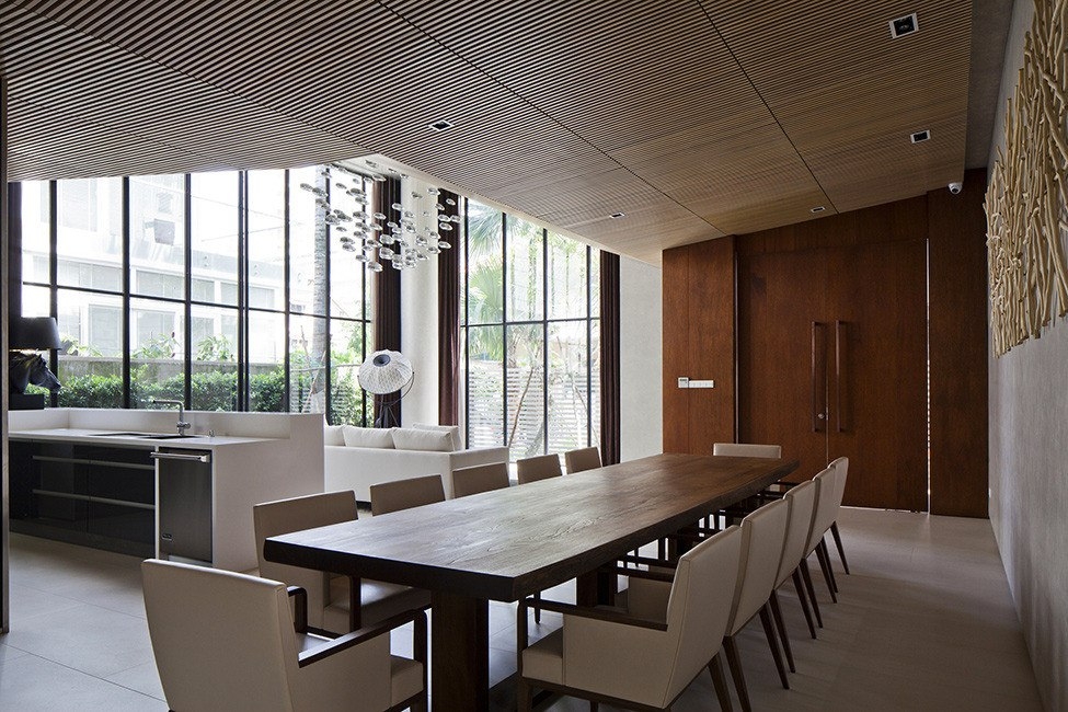 Дом с бассейном на крыше в Хошимине