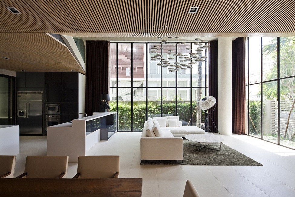 Дом с бассейном на крыше в Хошимине