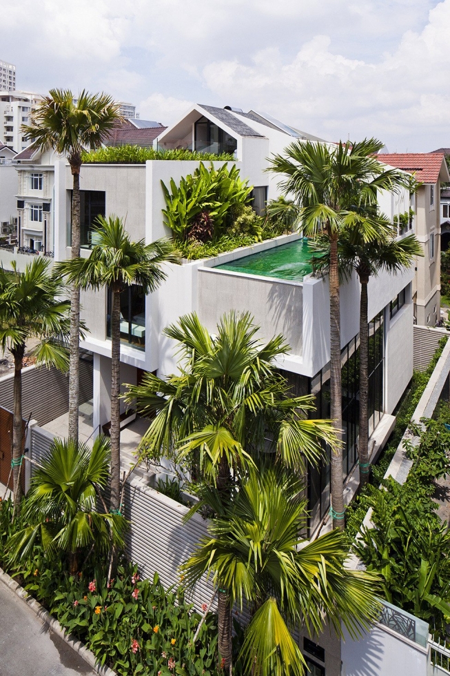 Дом с бассейном на крыше в Хошимине