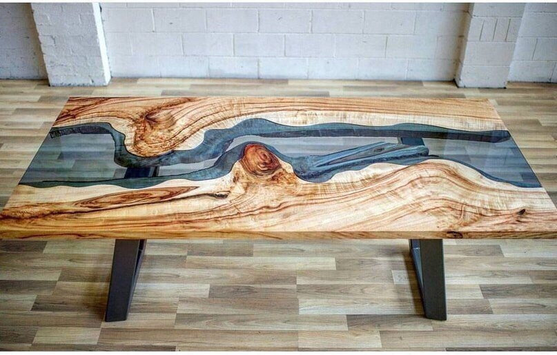Необычные деревянные столы со стеклом