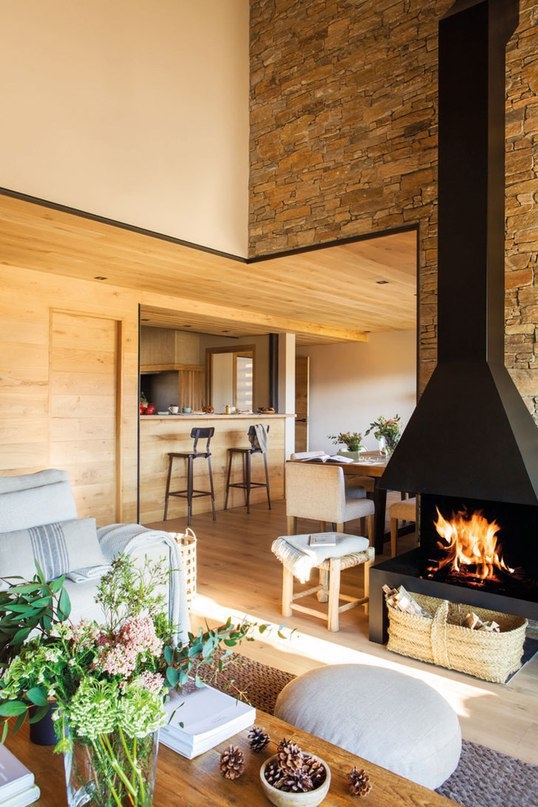 Природа на большом экране: современный дом в горах