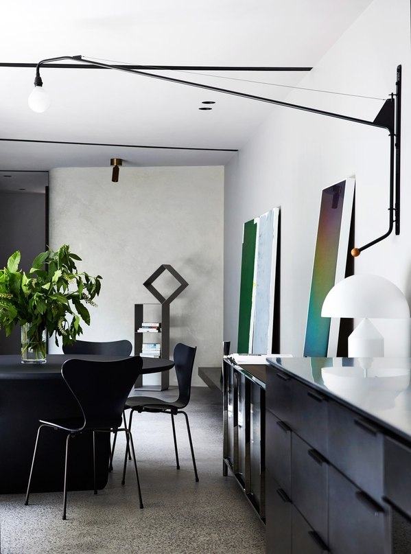 Декор дома в тёмных тонах в Австралии