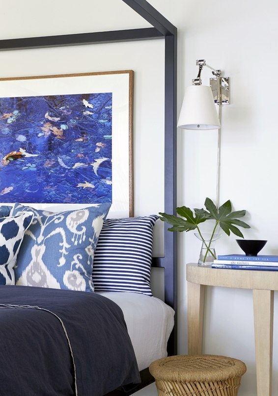 Стильный интерьер дома у озера в США