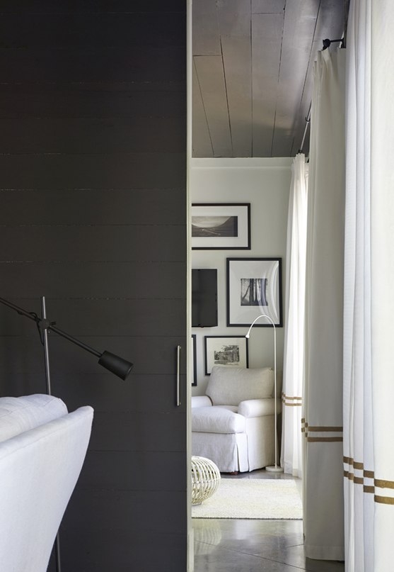 Стильный интерьер дома у озера в США