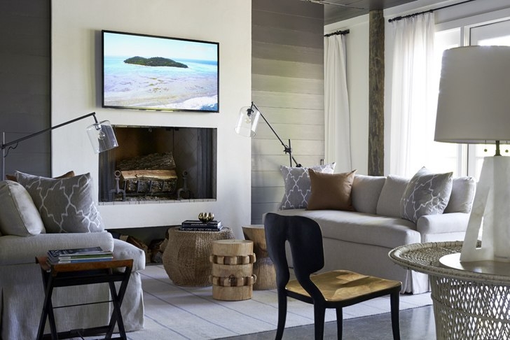 Стильный интерьер дома у озера в США