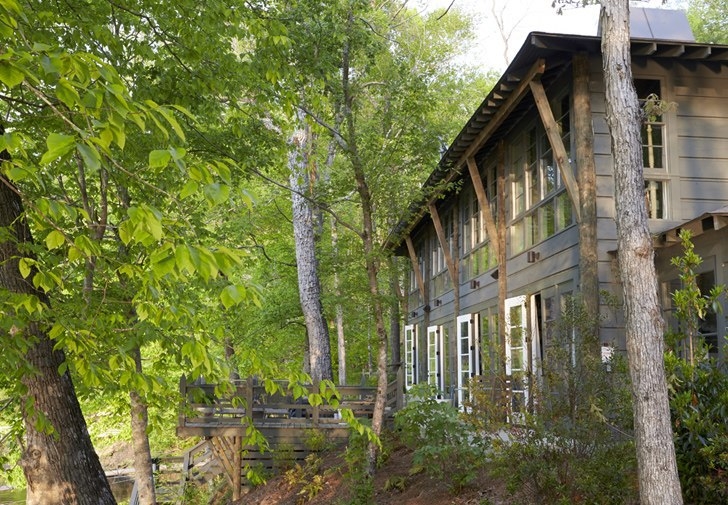 Стильный интерьер дома у озера в США