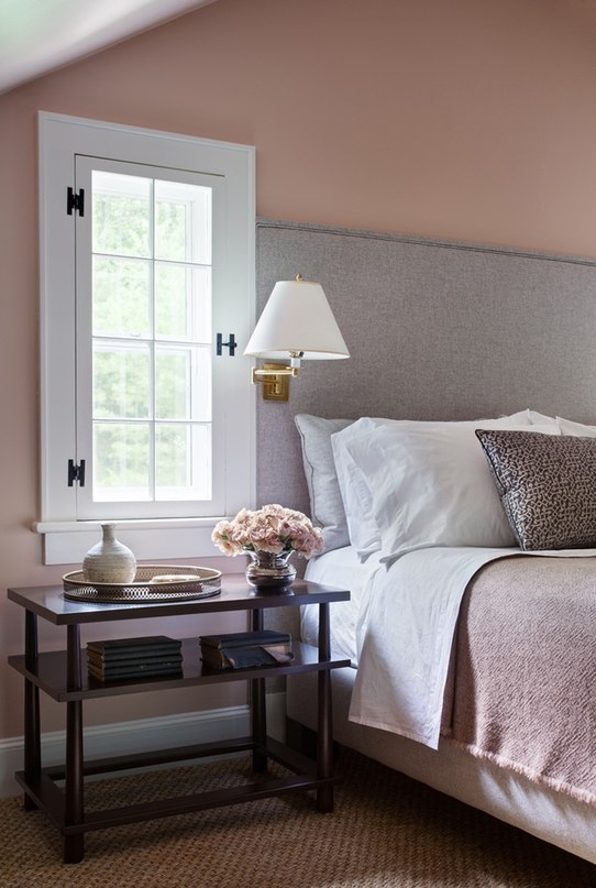 Дом в США с просторным задним двором и прудом