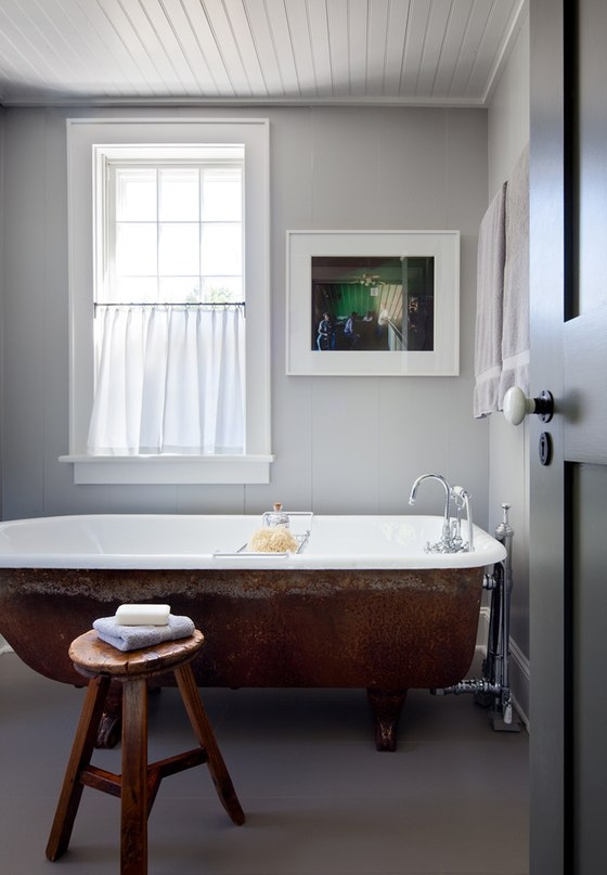 Дом в США с просторным задним двором и прудом