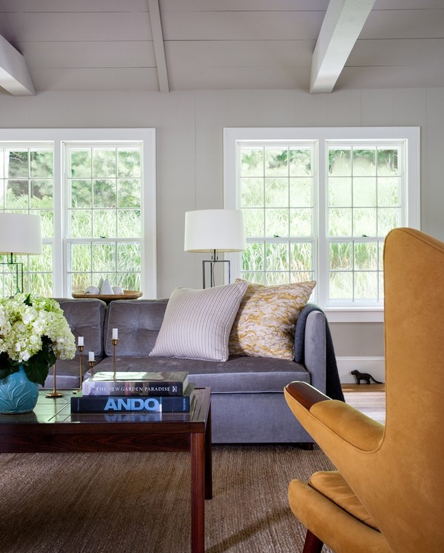 Дом в США с просторным задним двором и прудом