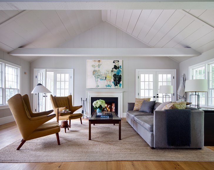 Дом в США с просторным задним двором и прудом