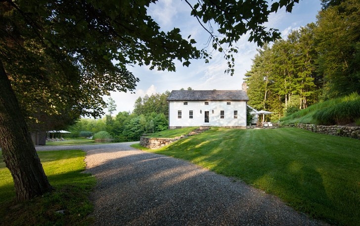 Дом в США с просторным задним двором и прудом